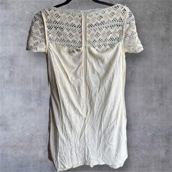 1960’s Vintage Crocheted Cream Knit Shift Dress W/Blue Ribbon Details - Picture 4 of 6